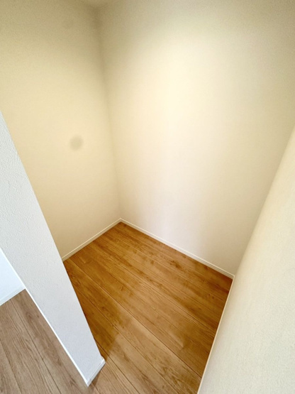 【収納】 | 福岡市早良区早良６丁目　戸建て | 1階の洋室は明るく採光がとれ、大容量のウォークインクローゼットがあります