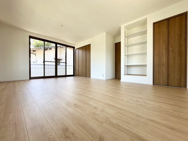 【洋室】 | 福岡市早良区早良６丁目　戸建て | 2階12帖の洋室。3面採光で明るく、収納も充実しています