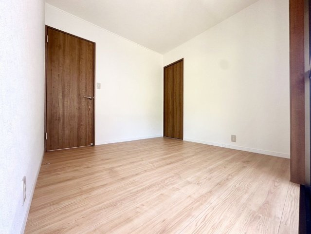 【洋室】 | 福岡市早良区早良６丁目　戸建て | 各部屋にはクローゼットを完備しています。収納が多いお家はすっきりして快適空間です