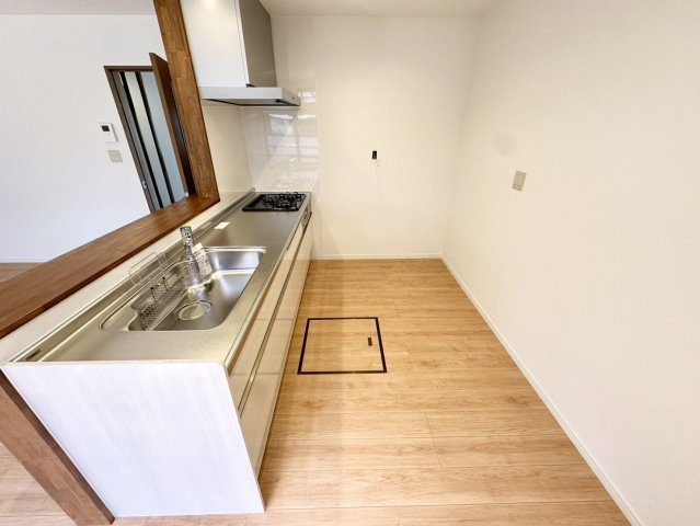 【玄関】 | 福岡市早良区早良６丁目　戸建て | キッチン背面のスペースはゆったりとしており、冷蔵庫や食器棚を置いてもゆとりがあります