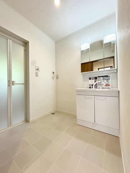 【独立洗面台】 | 福岡市早良区早良６丁目　戸建て | 三面鏡裏収納付きの洗面台で、散らかりがちな洗面回りもすっきりと片付きます