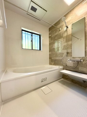 【浴室】 | 福岡市早良区早良６丁目　戸建て | 雨の日でも洗濯に困らない浴室乾燥機、いつでも暖かいお風呂に入れる追い焚き機能付きのバスルームです