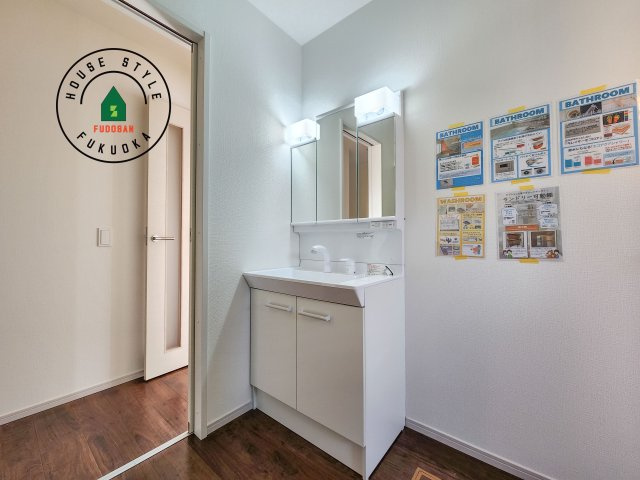 大野城市南ヶ丘6丁目第4-1棟（1号棟）の内観：施工例|毎日使うものだから清潔な空間を保ちたい水回り。洗面にはそんな願いを解消させてくれる収納アイデアが満載です。三面鏡の裏側にはキャビネットが現れ小物から背の高い物まで収納できます。