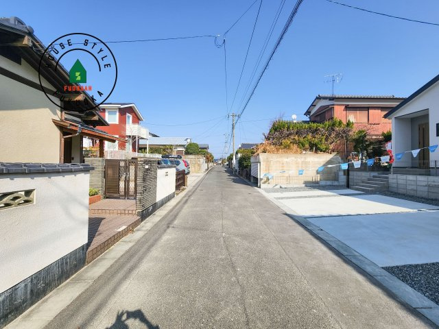 大野城市南ヶ丘6丁目第4-1棟（1号棟）の前面道路含む現地写真|前面道路は閑静な住宅地をはしる車通りの少ない道路。お車の出し入れが苦手なママや小さなお子様にも安心ですね。しっかり舗装もされているので、ベビーカーや自転車で通っても快適に通行できます。