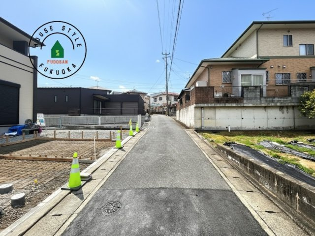 福岡市早良区重留2丁目第2-2棟(1号棟)の前面道路含む現地写真|前面道路は閑静な住宅地をはしる車通りの少ない道路。お車の出し入れが苦手なママや小さなお子様にも安心ですね。しっかり舗装もされているので、ベビーカーや自転車で通っても快適に通行できます。
