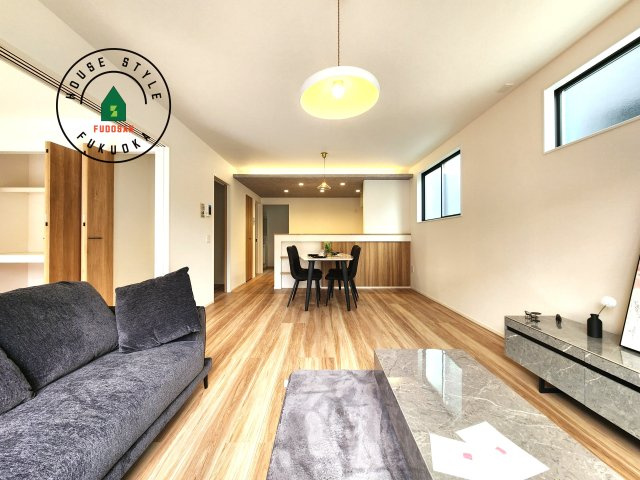 福岡市早良区重留2丁目第2-2棟(1号棟)の内観：施工例|ご家族を近くに感じられる対面キッチンのLDK。会話もはずみそうですね。