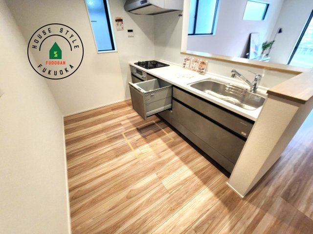 福岡市早良区重留2丁目第2-2棟(1号棟)の内観：施工例|ダイニングテーブルへの配膳がラクラク、お料理はかどるカウンター付きシステムキッチン！