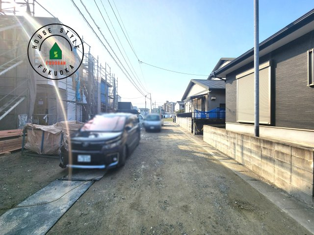 糸島市前原北2丁目第1-3棟（2号棟）の前面道路含む現地写真|前面道路は閑静な住宅地をはしる車通りの少ない道路。お車の出し入れが苦手なママや小さなお子様にも安心ですね。しっかり舗装もされているので、ベビーカーや自転車で通っても快適に通行できます。