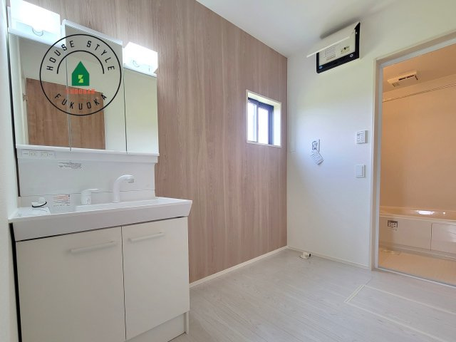 糸島市前原北2丁目第1-3棟（1号棟）の内観：施工例|ゆとりの洗面スペースで朝の身支度もスムーズに。暮らしを快適に変えるシャワー付洗面台です！