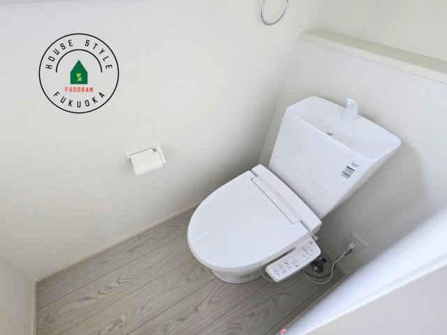 糸島市前原北2丁目第1-3棟（1号棟）の内観：施工例|温水洗浄便座を完備しております。2ヶ所にトイレがあるのは朝の慌ただしい時間も安心です。