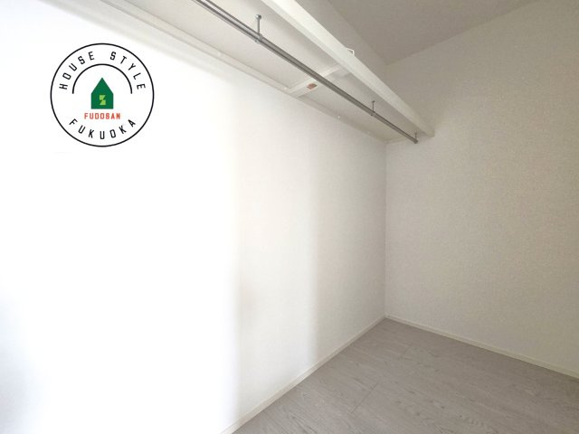 糸島市前原北2丁目第1-3棟（1号棟）の内観：施工例|洋服や大きな荷物が多い方や人数の多いご家族などは、一般的なクローゼットよりもウォークインクローゼットのほうが使い勝手が良いです。