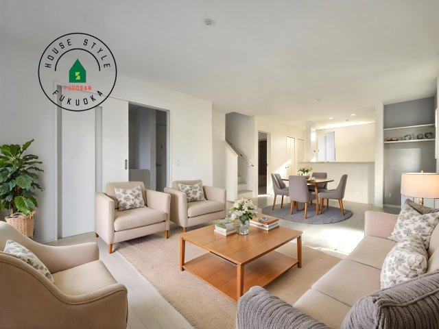 糸島市前原北2丁目第1-3棟（1号棟）の内観：施工例|明るく開放的なリビングダイニングは豊かな陽光が注ぎ込み、やすらぎの空間を演出してくれます。ご家族で楽しいひとときをお過ごし下さい。※家具はCGを合成したものです。