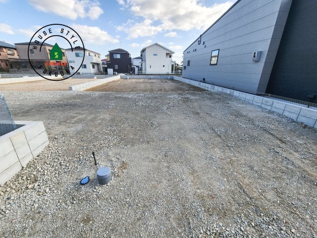 糸島市前原北2丁目第1-3棟（3号棟）の外観|前面道路は閑静な住宅地をはしる車通りの少ない道路。お車の出し入れが苦手なママや小さなお子様にも安心ですね。しっかり舗装もされているので、ベビーカーや自転車で通っても快適に通行できます。