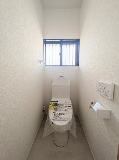 【トイレ】 | 糟屋郡宇美町ゆりが丘５丁目　戸建て | いつも綺麗に清潔に！ウォッシュレット付きトイレです。窓も付いてるので空気の入れ替えも楽にできます