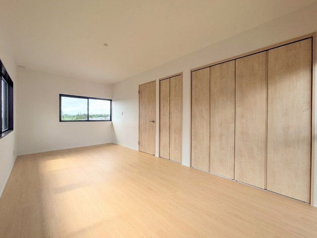 【洋室】 | 糟屋郡宇美町ゆりが丘５丁目　戸建て | 2階の広々とした洋室は収納スペースがたっぷり！どんなお洒落さんでも安心の大容量収納が自慢です