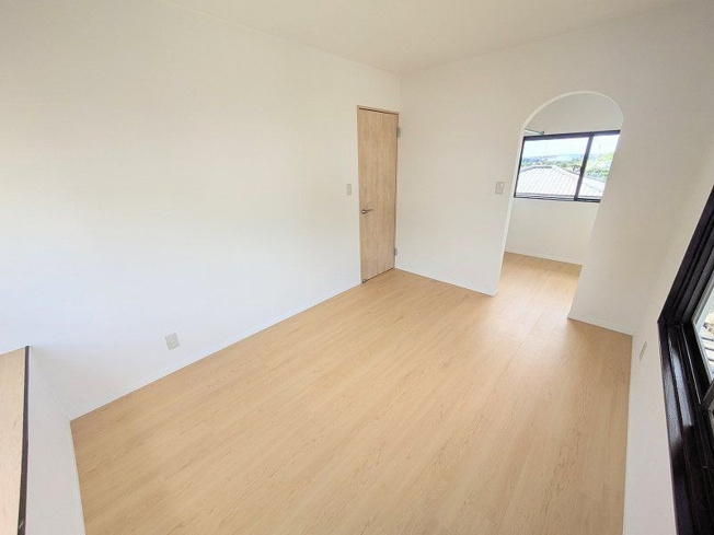 【洋室】 | 糟屋郡宇美町ゆりが丘５丁目　戸建て | ウォークインクローゼット付きの明るいお部屋。お子様部屋にもちょうどよいサイズです