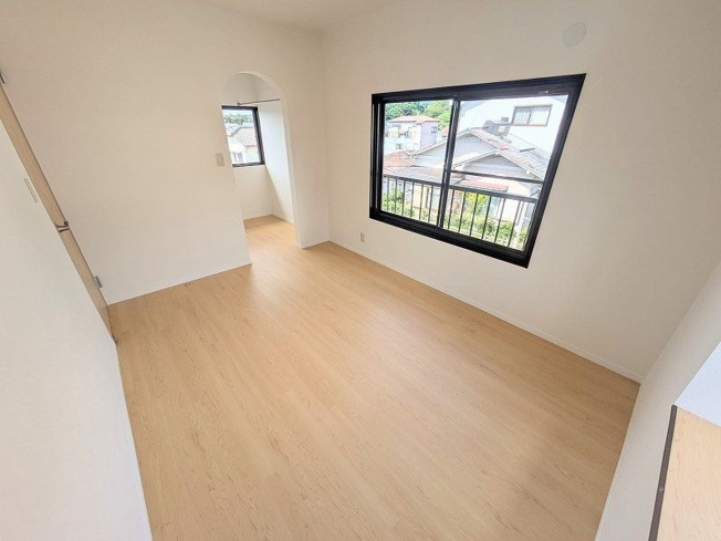 【洋室】 | 糟屋郡宇美町ゆりが丘５丁目　戸建て | 大き目の窓がある洋室で換気や採光ばっちりです