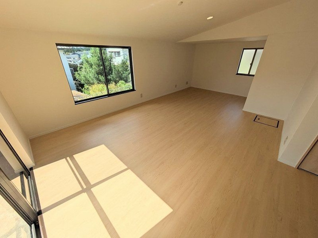 【居間・リビング】 | 糟屋郡宇美町ゆりが丘５丁目　戸建て | 3方向に窓があり明るいLDKはご家族みんなで過ごす空間をより居心地良くしてくれます