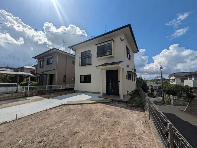 【外観】 | 糟屋郡宇美町ゆりが丘５丁目　戸建て | 外壁塗装も完了しています。角地なので日当たりや見通しがよく人気のある立地です