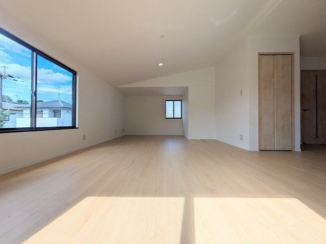 【居間・リビング】 | 糟屋郡宇美町ゆりが丘５丁目　戸建て | リビングの天井は低めになっているので落ち着きを感じられ、空調の効きも良いです