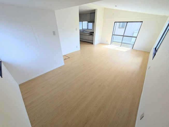 【居間・リビング】 | 糟屋郡宇美町ゆりが丘５丁目　戸建て | リビングは広く落ち着く空間になっており、お好きなレイアウトを楽しめます