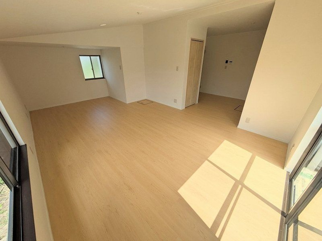 【居間・リビング】 | 糟屋郡宇美町ゆりが丘５丁目　戸建て | 広々としたLDKは家族みんなの快適空間です。お食事したりおしゃべりしたり、家族の絆を育むセントラルスペース