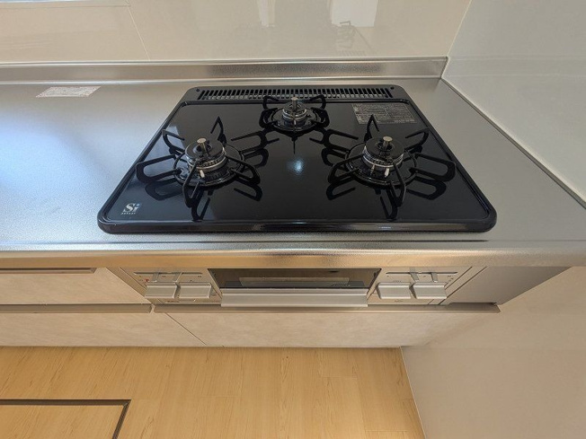 【キッチン】 | 糟屋郡宇美町ゆりが丘５丁目　戸建て | 3口コンロ+グリルで効率的にお料理が進められます