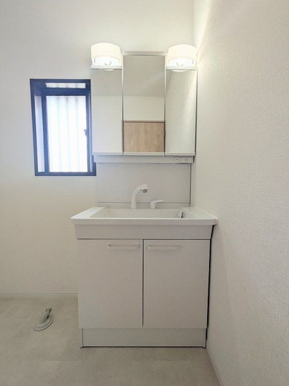 【独立洗面台】 | 糟屋郡宇美町ゆりが丘５丁目　戸建て | 三面鏡裏収納付きの洗面台で、散らかりがちな洗面回りもすっきりと片付きます