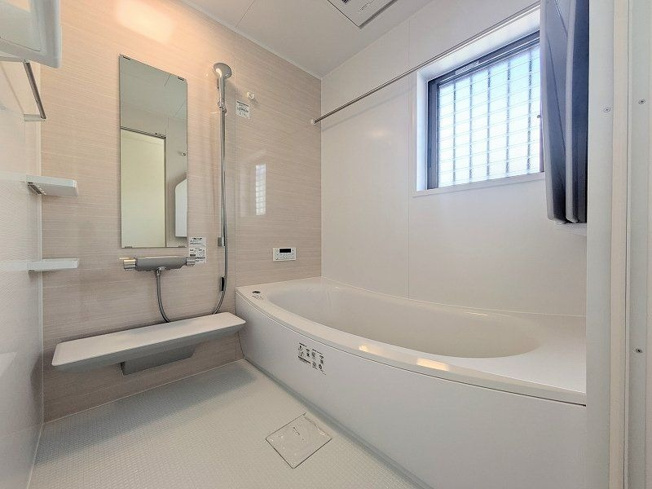 【浴室】 | 糟屋郡宇美町ゆりが丘５丁目　戸建て | 雨の日でも洗濯に困らない浴室乾燥機、いつでも暖かいお風呂に入れる追い焚き機能付きのバスルームです