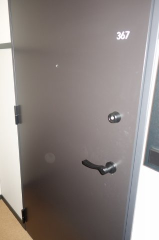 コムレジ赤羽 学生棟の玄関