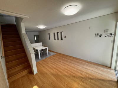 【居間・リビング】 | AiTOWN守山区桜坂全１棟【下志段味小　志段味中】 | 撮影
社長の村田です！
自らプレイヤーとして営業しています
長年の経験と実績から皆様により良いマイホーム購入のご提案をいたします。
住宅ローンの不安や購入後の不安等何でもご相談ください。