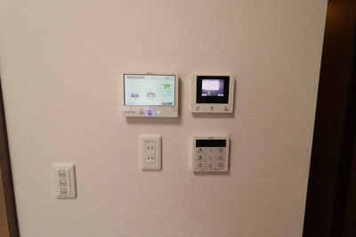 【その他】 | PREMILIFE寿町 | 305　モニター付きインターホン・パワーコンディショナーリモコン