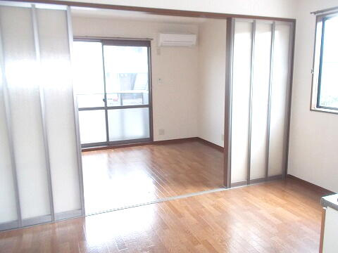 ビックイースト Bの居間・リビング