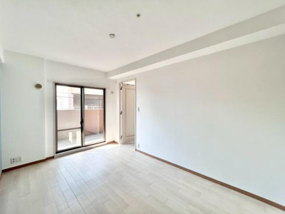 【寝室】 | リベールシティ堺錦之町 | 大きな窓からたっぷりの日差しが降り注ぐ明るい室内です。気持ちの良い朝日を受けて、目覚めの良い健康的な朝を迎えられそうです。 