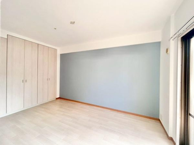 【洋室】 | リベールシティ堺錦之町 | 全居室には収納を完備！普段使いのお洋服や小物はもちろん、季節物のお洋服などもしっかりと整理整頓おしまい頂けます。居室空間をより広く隅々までお使いいただけますね♪