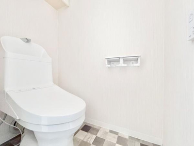 【トイレ】 | リベールシティ堺錦之町 | 清潔感のある広々トイレです♪タオルフォルダーも付いておりそのまま手洗いもできます。