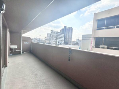 【バルコニー】 | リベールシティ堺錦之町 | テーブルと椅子を出して食事したり、趣味のガーデニングを楽しんだり。子どもと一緒にちょっとしたアウトドア感覚で活用することも可能です♪