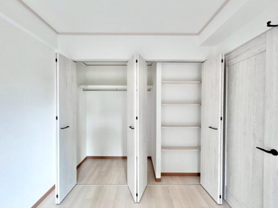 【収納】 | リベールシティ堺錦之町 | お洋服以外にも掃除機やスーツケースなどを一箇所に集約できるのは魅力ですね！
扉が一箇所ですので、お部屋の見た目にもスッキリ！