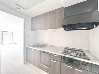 【キッチン】 | リベールシティ堺錦之町 | 三口コンロでお料理がはかどりますね♪日当たりもよく明るいキッチンですのでお料理も気分よくできそうです！