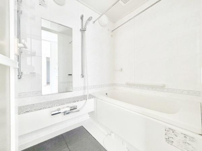 【浴室】 | リベールシティ堺錦之町 | 一日の疲れを癒してくれる場所なので、快適に過ごして頂く為にゆったりサイズのバスタブ！
是非半身浴をお楽しみ下さい。