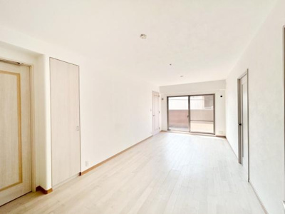 【居間・リビング】 | リベールシティ堺錦之町 | 大切なご家族が集まるからこそＬＤＫはこだわりたい！休日はおひさまの光をたっぷりと取りこめるリビングでゆったりと過ごしませんか？子供たちが元気に笑いながら走り回っても十分な広さの空間です。