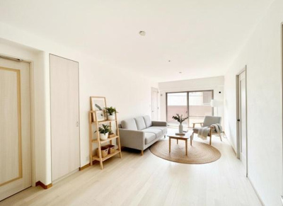 【居間・リビング】 | リベールシティ堺錦之町 | 【家具配置イメージ画像】ラグやソファで雰囲気を変えたりいろんなアレンジが楽しめます！