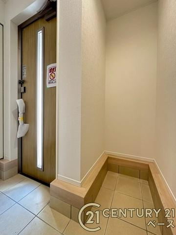 クレイドルガーデン満願寺町 ／新築一戸建の収納|■現地撮影写真■玄関横には土間収納スペースを完備！
