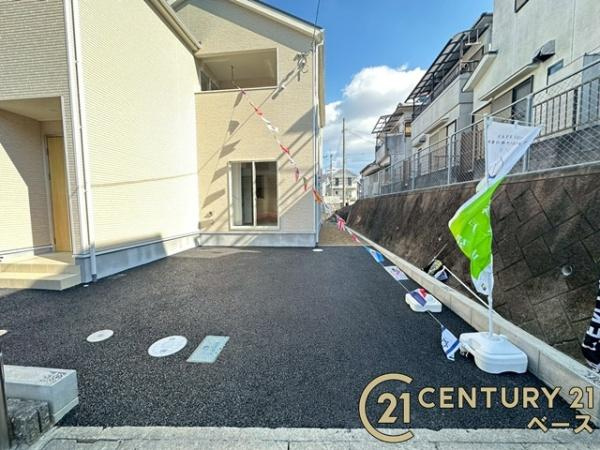 クレイドルガーデン満願寺町 ／新築一戸建の駐車場|■現地撮影写真■駐車スペース２台分完備！