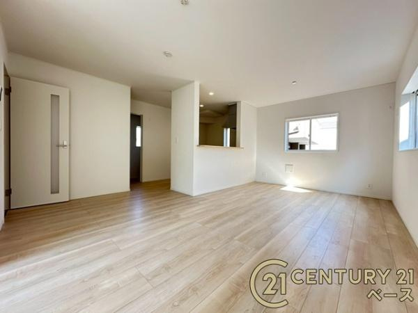 クレイドルガーデン満願寺町 ／新築一戸建の居間・リビング|■現地撮影写真■ご家族でくつろいでいただける広々したＬＤＫ！