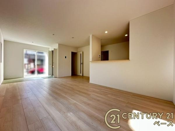 クレイドルガーデン満願寺町 ／新築一戸建の居間・リビング|■現地撮影写真■家計と環境に優しい、断熱性・保温性に優れたペアガラスを使用しています！