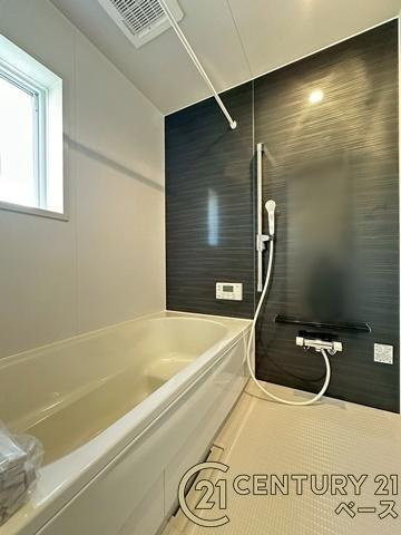 クレイドルガーデン満願寺町 ／新築一戸建の浴室|■現地撮影写真■浴室暖房乾燥機を完備！ゆったりした浴槽での入浴は疲れも癒してくれます！