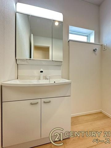 クレイドルガーデン満願寺町 ／新築一戸建の独立洗面台|■現地撮影写真■三面鏡タイプのミラーキャビネット！収納スペースも豊富です！