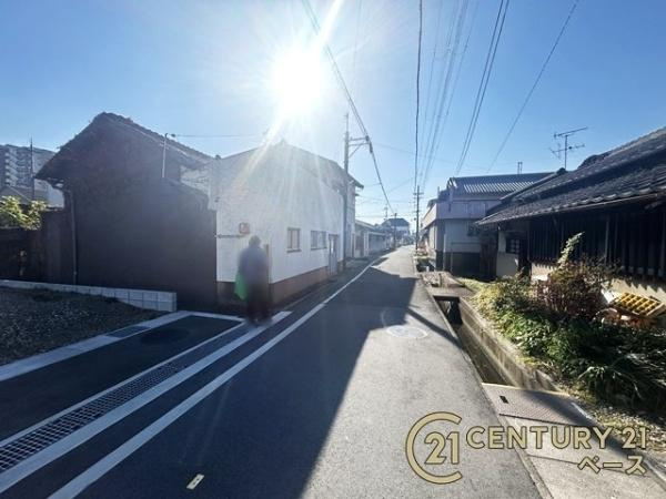 天理市中町の売地の前面道路含む現地写真|スーパーなどの商業施設が徒歩圏内に近接し、生活環境の整った立地です！