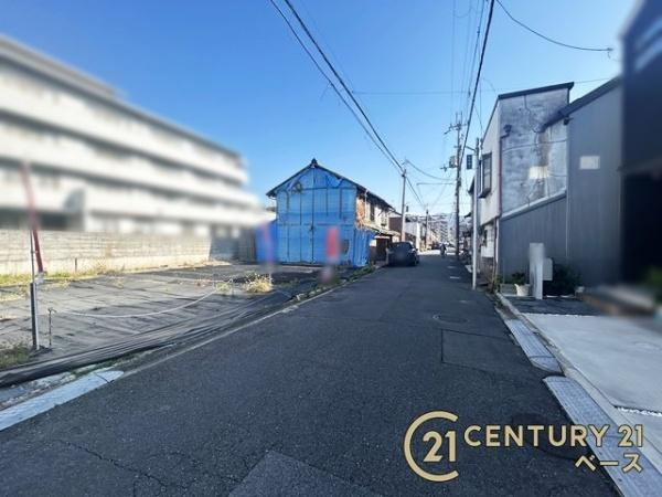 天理市川原城町の売地の前面道路含む現地写真|スーパーなどの商業施設が徒歩圏内に近接し、生活環境の整った立地です！